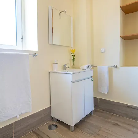 Spacious With Pool In Prazeres 150m² *