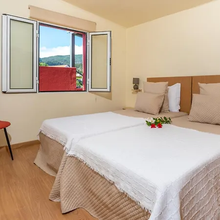 Spacious With Pool In Prazeres 150m²