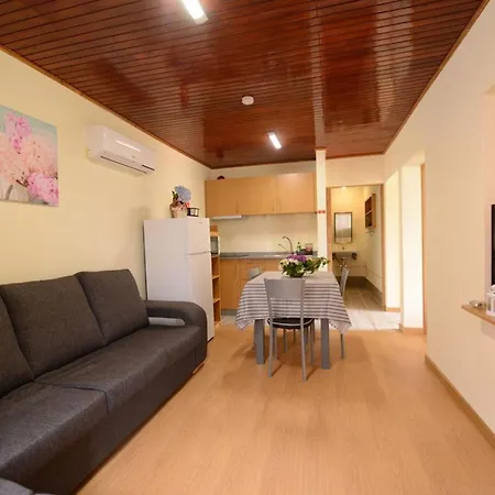 Apartment Prazeres Terrace: Poolside Retreat Near Campanario