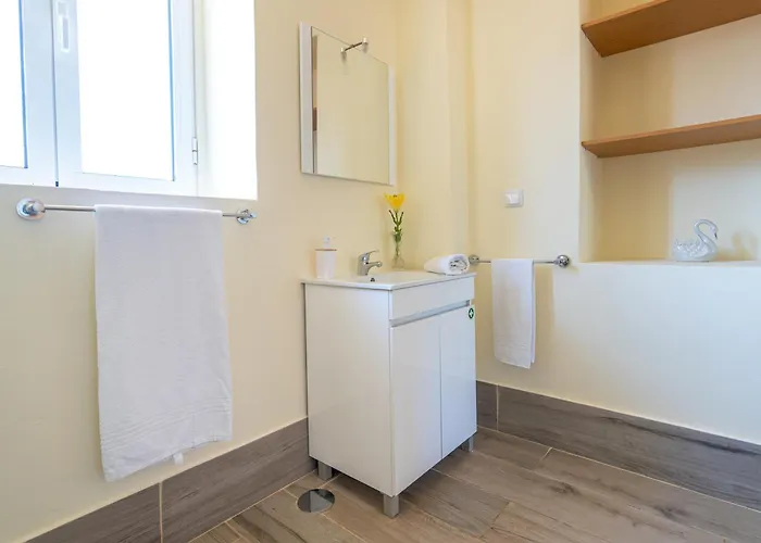 Spacious With Pool In Prazeres - 150m² *