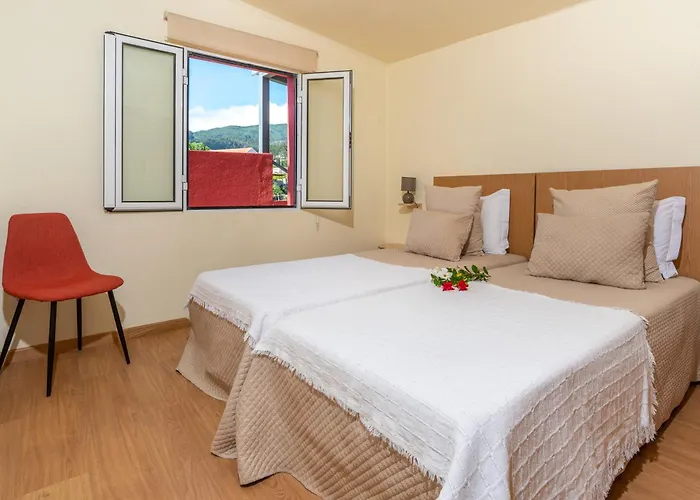 Spacious With Pool In Prazeres - 150m²